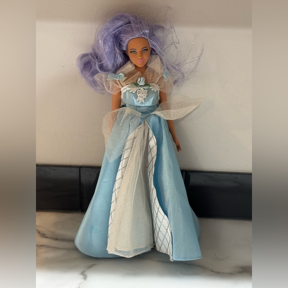2018 Mattel Barbie Purple Hair Doll Blue Eyes Princess Silver Dress GUC
